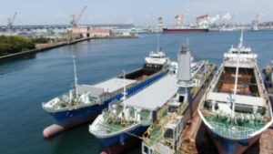 内航運送貨物船 「明春丸」と、 「明竜丸」との、 入替作業が行われました。