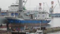 内航運送貨物船 「第八弘栄丸」が、 どっく左舷側に到着しました。
